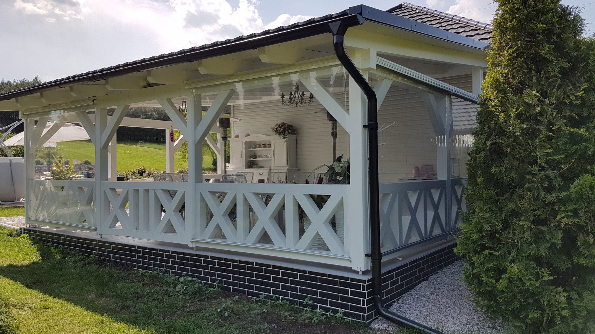 Biały taras bo to rolety foliowe